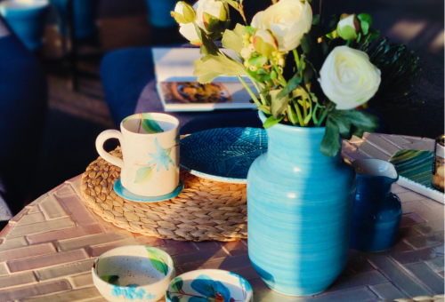 Bord med keramik fra Casa Jada.